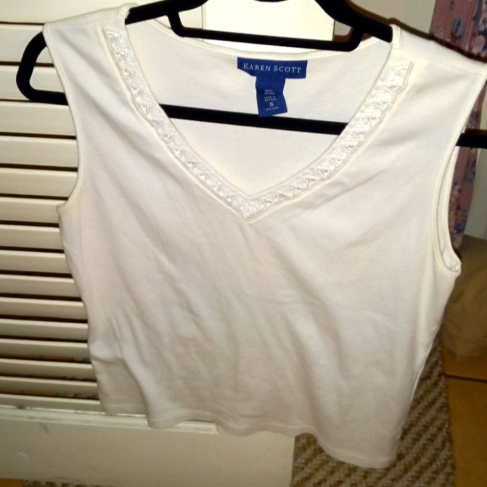 Fancy v neck beaded white top.